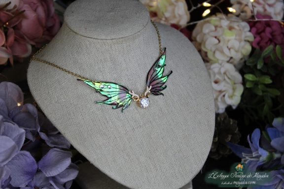 Collier aile de papillon violette et jaune avec branche doree et pendentif coeur turquoise