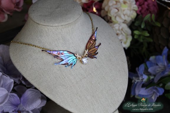 Collier aile de papillon verte et brune avec couronne doree et cristal