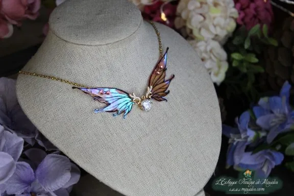 Collier aile de papillon verte et brune avec couronne doree et cristal