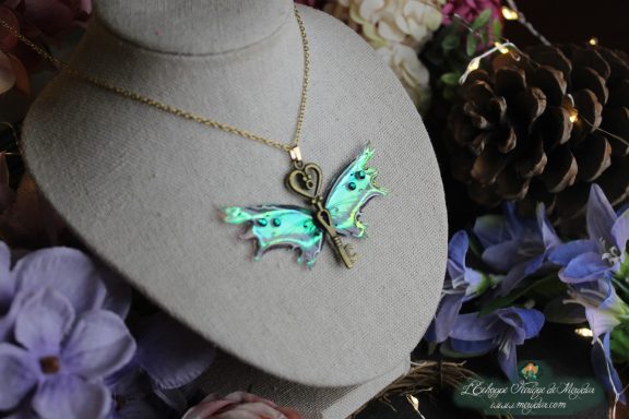 Collier aile de chauve-souris feerique verte, vue sur buste fleuri