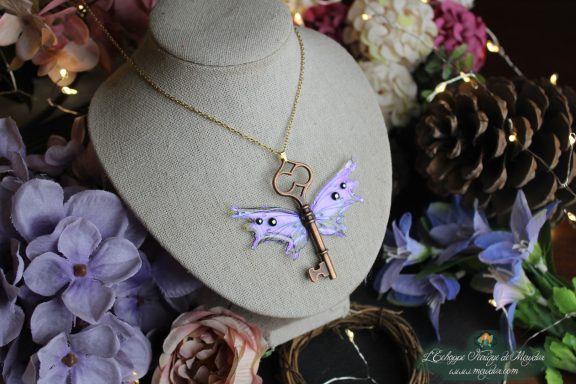 Collier aile de chauve-souris lavande avec breloque cle, vue sur buste fleuri