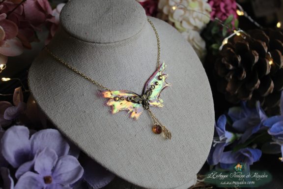 Collier aile de chauve-souris feerique verte et rose avec pendentif ambre, vue sur buste