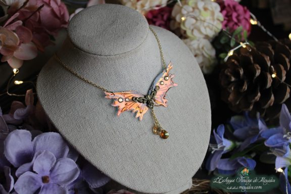 Collier aile de chauve-souris feerique orange et peche avec pendentif ambre, vue sur buste