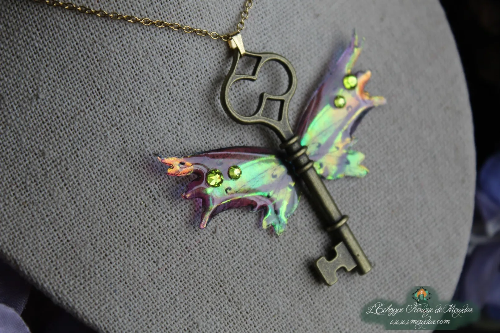 Collier aile de chauve-souris feerique verte avec breloque cle ancienne cuivree