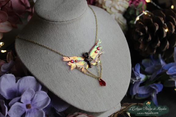 Collier aile de chauve-souris feerique peche et orange avec pendentif ambre, vue sur buste