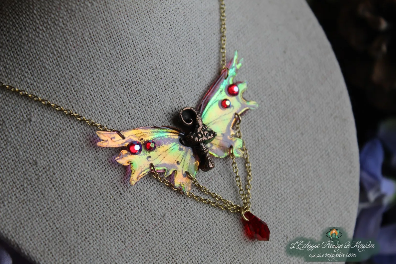 Collier aile de chauve-souris feerique jaune et verte avec breloque papillon et pendentif rouge