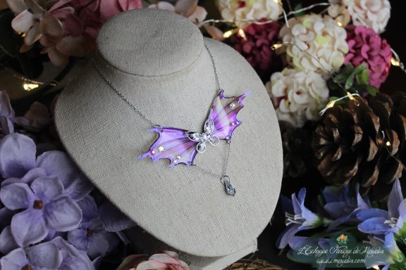 Collier aile de chauve-souris feerique rose et lilas avec pendentif clair, vue sur buste