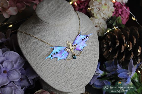 Collier aile de chauve-souris feerique turquoise et violette avec breloque papillon