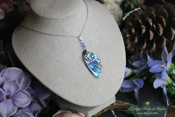 Collier pendentif aile allongee bleue irisee, suspendu verticalement sur chaine