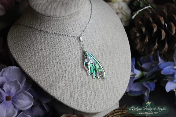 Collier pendentif aile allongee verte irisee, suspendu verticalement sur chaine