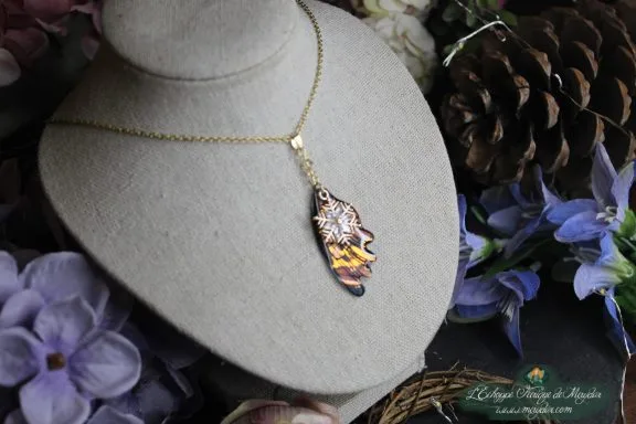 Collier pendentif aile allongee doree et brune, suspendu verticalement sur chaine