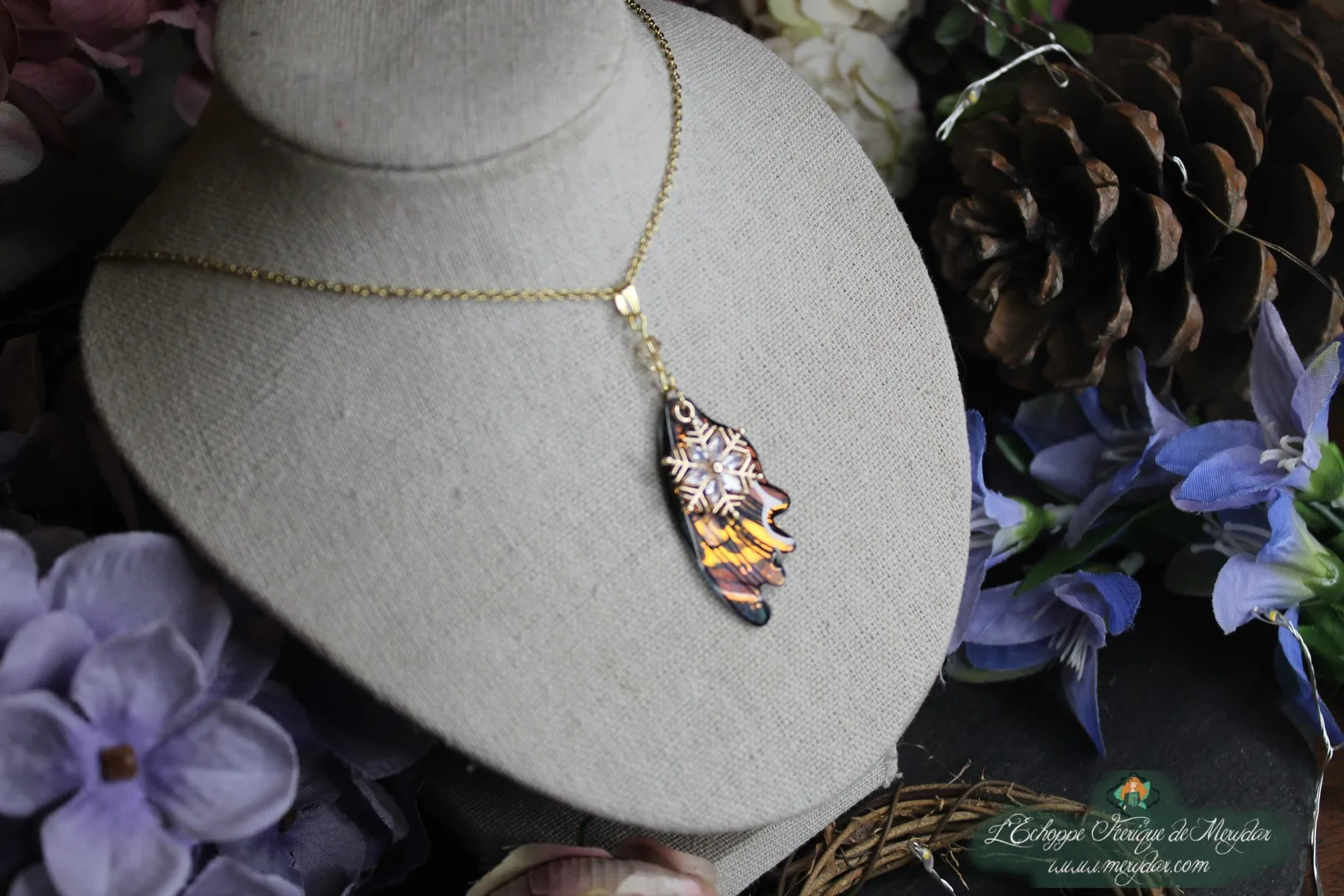 Collier pendentif aile allongee doree et brune, suspendu verticalement sur chaine