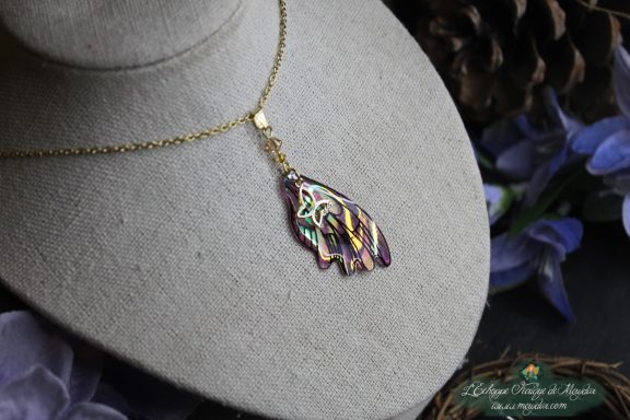 Collier pendentif aile allongee violette et sombre, suspendu verticalement sur chaine