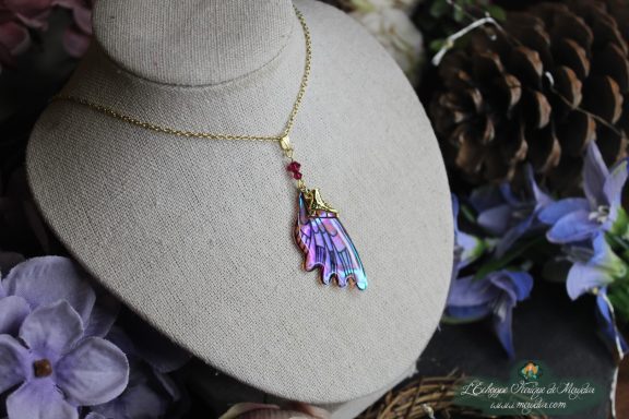 Collier pendentif aile allongee violette, vue sur buste avec breloque rouge