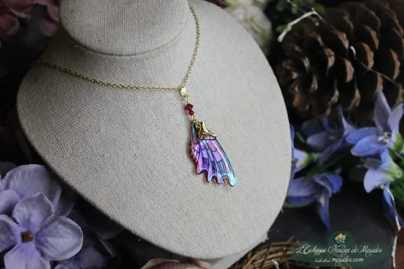 Collier pendentif aile allongee violette, vue sur buste avec breloque rouge