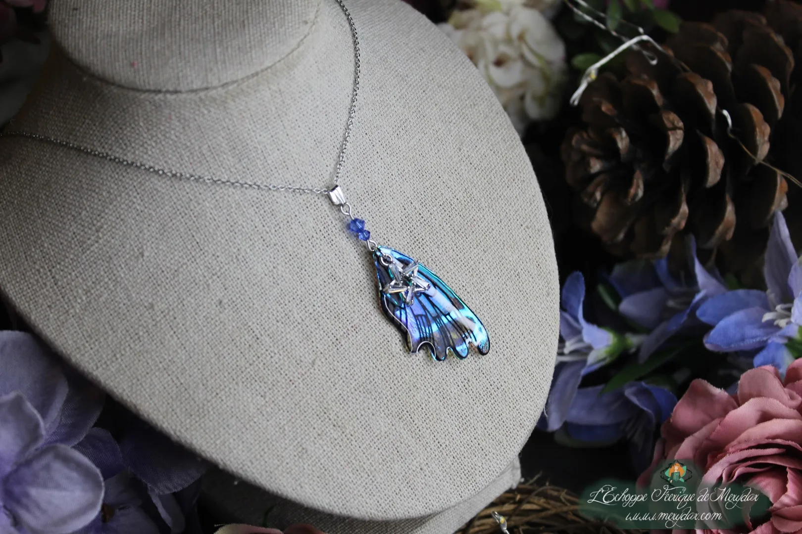 Collier pendentif aile allongee bleue et turquoise avec perles bleues