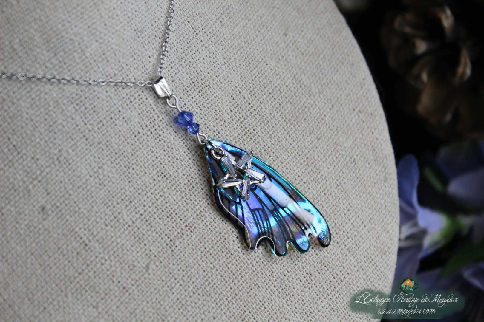 Collier pendentif aile allongee bleue et turquoise avec breloque argentee et perles bleues