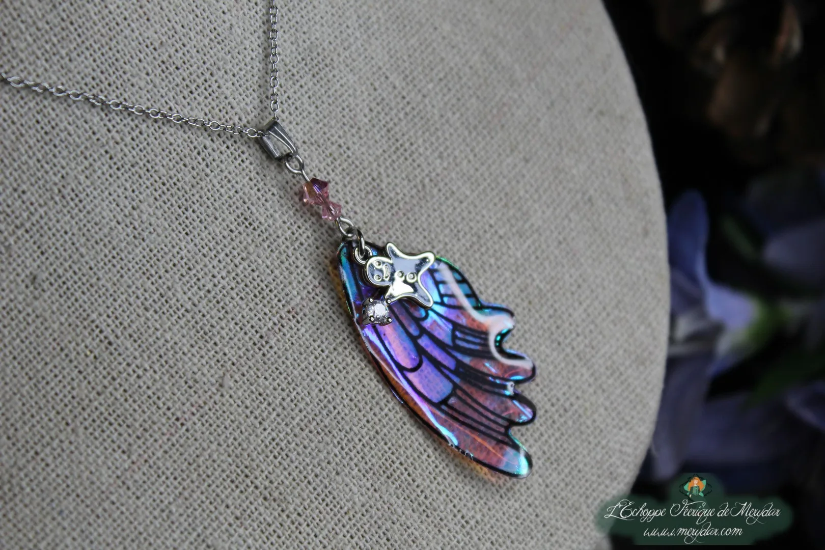 Collier pendentif aile allongee rose et violette avec breloque argentee papillon, perles roses
