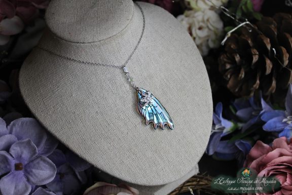 Collier pendentif aile allongee bleue et turquoise, petit modele sur chaine