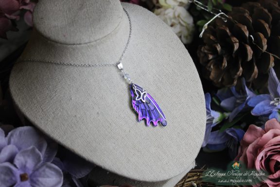 Collier pendentif aile allongee violette avec breloque argentee filigranee