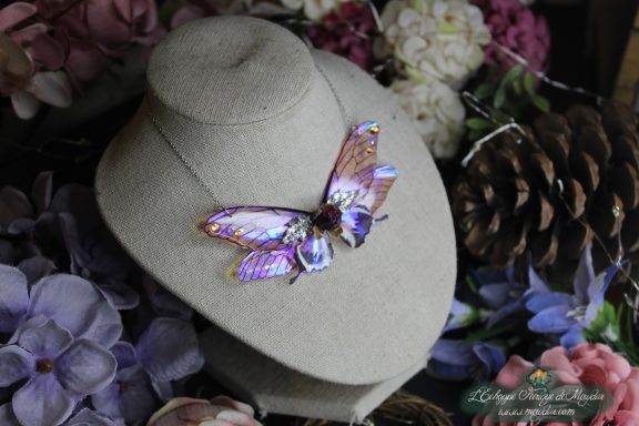 Broche papillon-mite dore et brun, corps entier detaille, vue sur buste