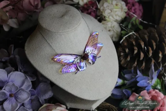 Broche papillon-mite dore et brun, corps entier detaille, vue sur buste