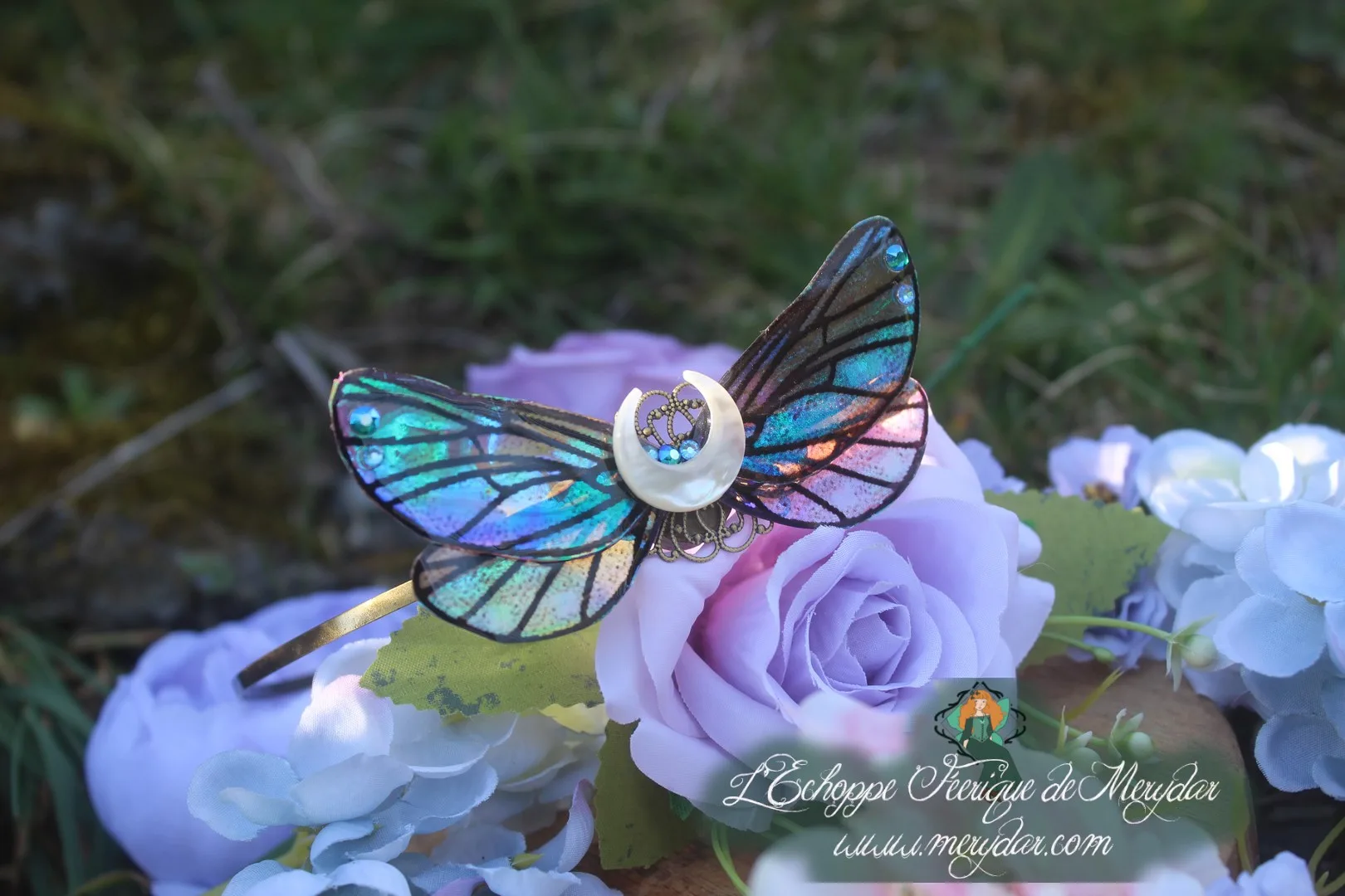 Serre-tete aile de papillon avec breloque lune, pose sur couronne de fleurs