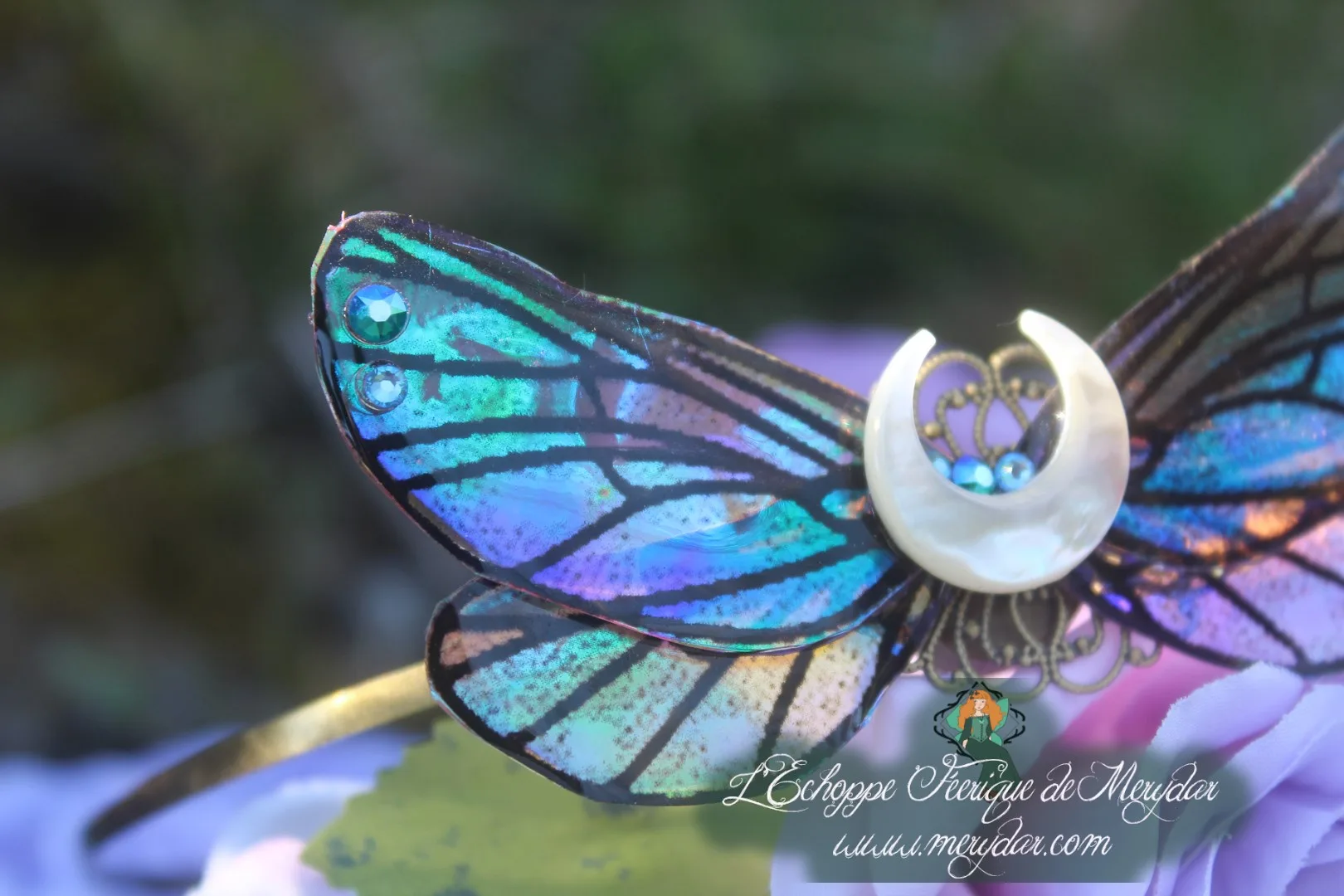 Serre-tete aile de papillon irise avec breloque lune, gros plan