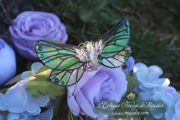 Serre-tete aile de papillon vert avec breloque cristal, pose sur fleurs