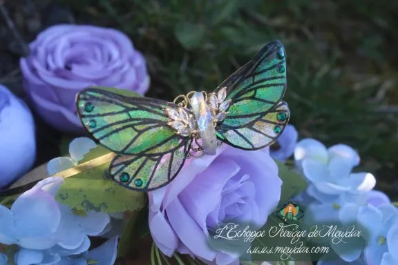 Serre-tete aile de papillon vert avec breloque cristal, pose sur fleurs