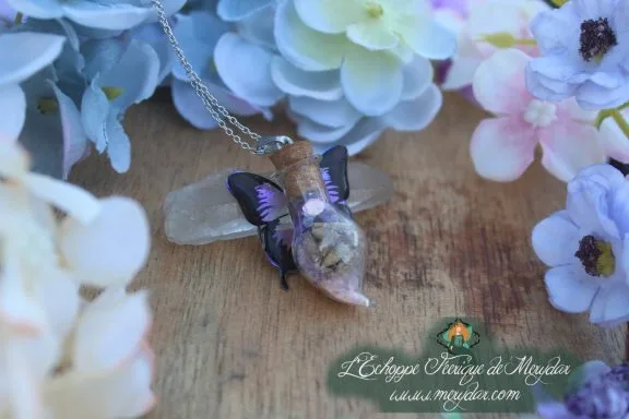 Collier fiole poussiere de fee quartz rose et lavande, pendentif aile de papillon, gros plan