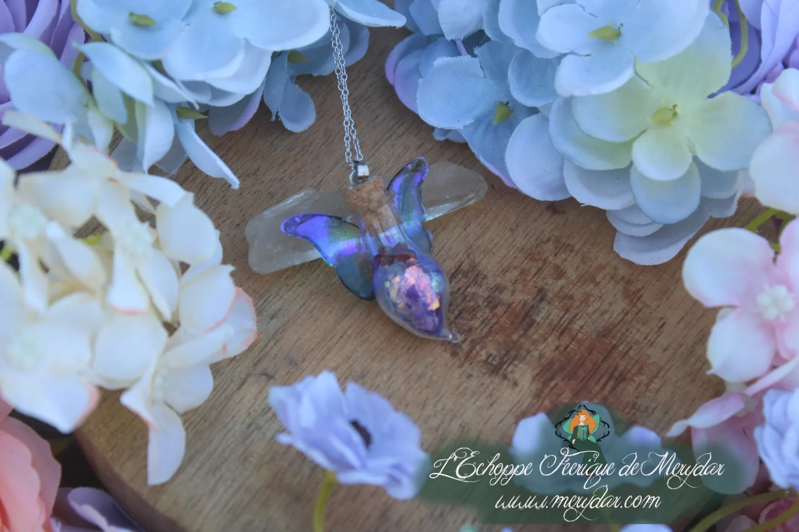Collier fiole poussiere de fee violet fonce, pendentif aile de papillon, gros plan