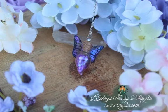 Collier fiole poussiere de fee bleu violet, pendentif aile de papillon, gros plan