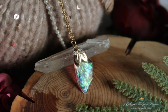 Pendentif aile unique turquoise verte avec breloque feuille, vue rapprochee variante