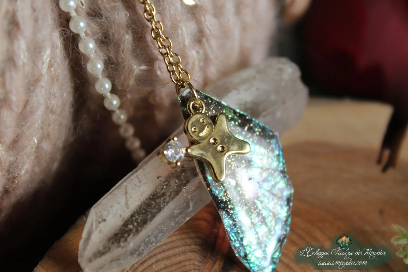 Pendentif aile unique turquoise verte avec breloque etoile, vue rapprochee variante