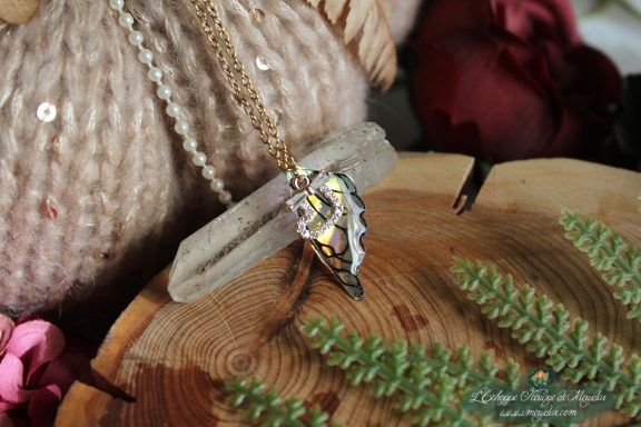 Pendentif aile unique argentee et noire avec breloque feuille, gros plan