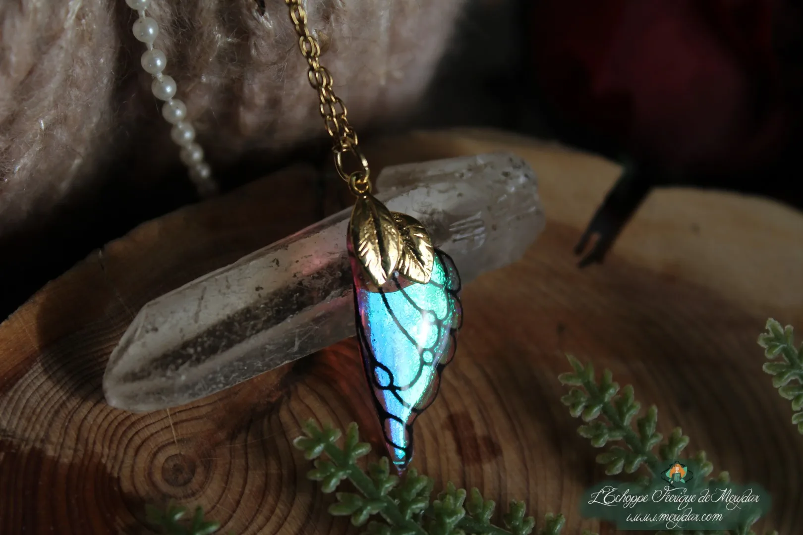 Pendentif aile unique turquoise verte, presente sur socle en bois avec cristal variante