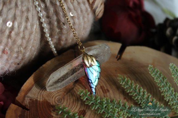 Pendentif aile unique turquoise verte, vue rapprochee sur socle en bois