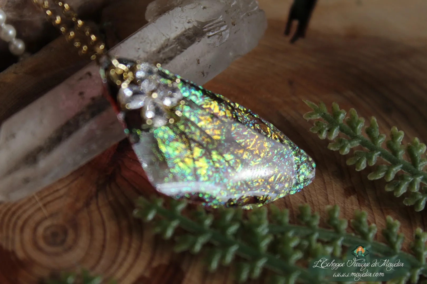 Pendentif aile unique blanche doree avec breloque flocon, vue rapprochee variante