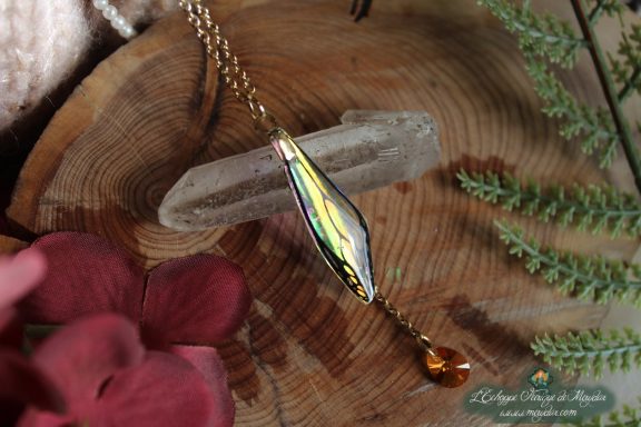 Pendentif fine aile doree avec perle ambree pendante, vue rapprochee variante