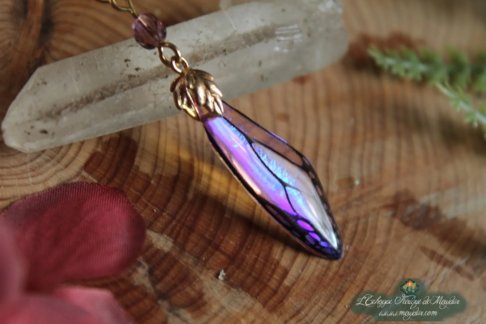 Pendentif fine aile violette avec perle pendante, vue rapprochee variante