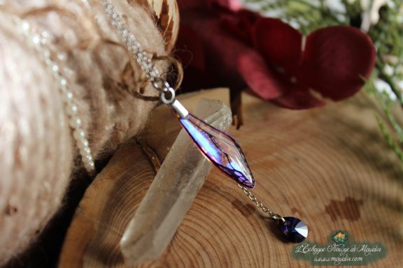 Pendentif aile de dragon rose violette avec perle pendante, presente sur socle en bois