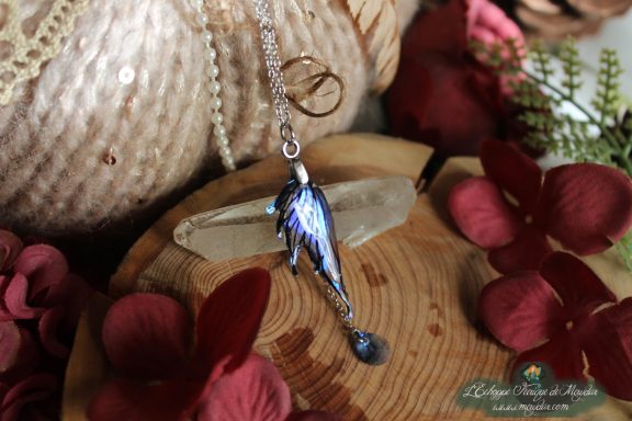 Pendentif aile de dragon bleue violette, gros plan variante 2 sur socle en bois