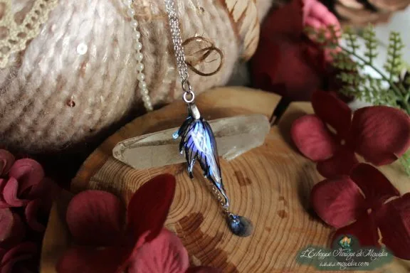 Pendentif aile de dragon bleue violette, gros plan variante 2 sur socle en bois