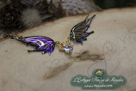 Collier pendentif deux ailes violettes avec breloque cristal, gros plan variante 2