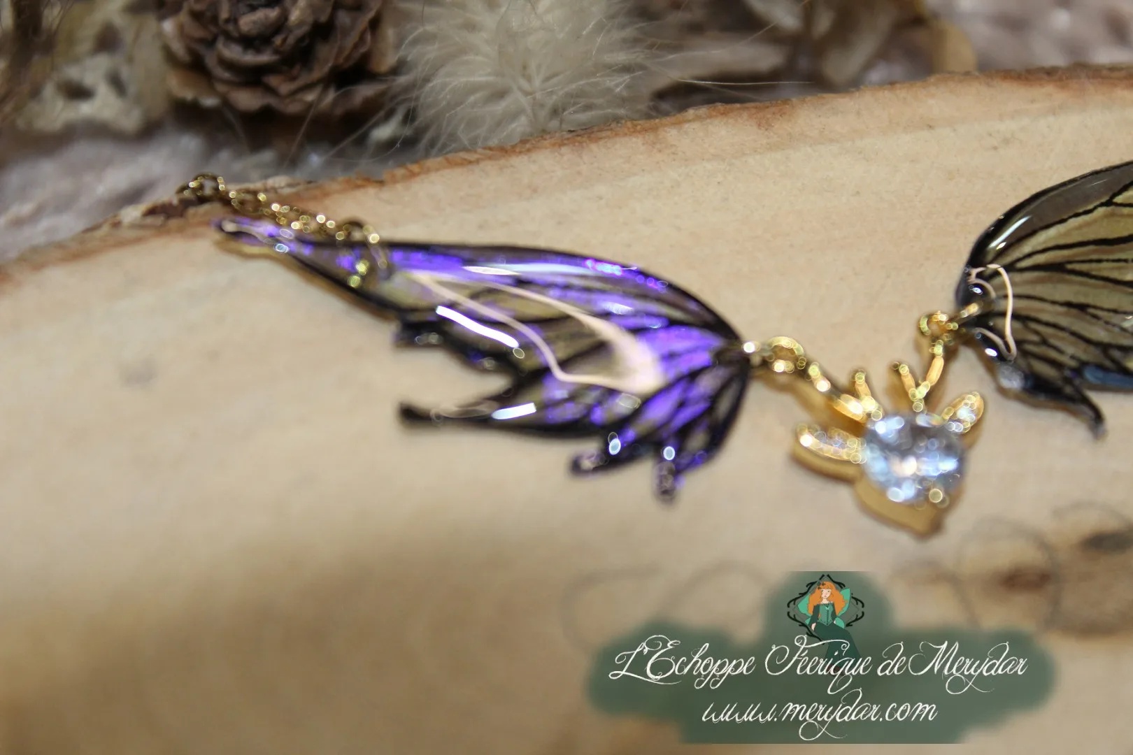Pendentif féerique avec un petit renne entouré de deux ailes de fée déployées