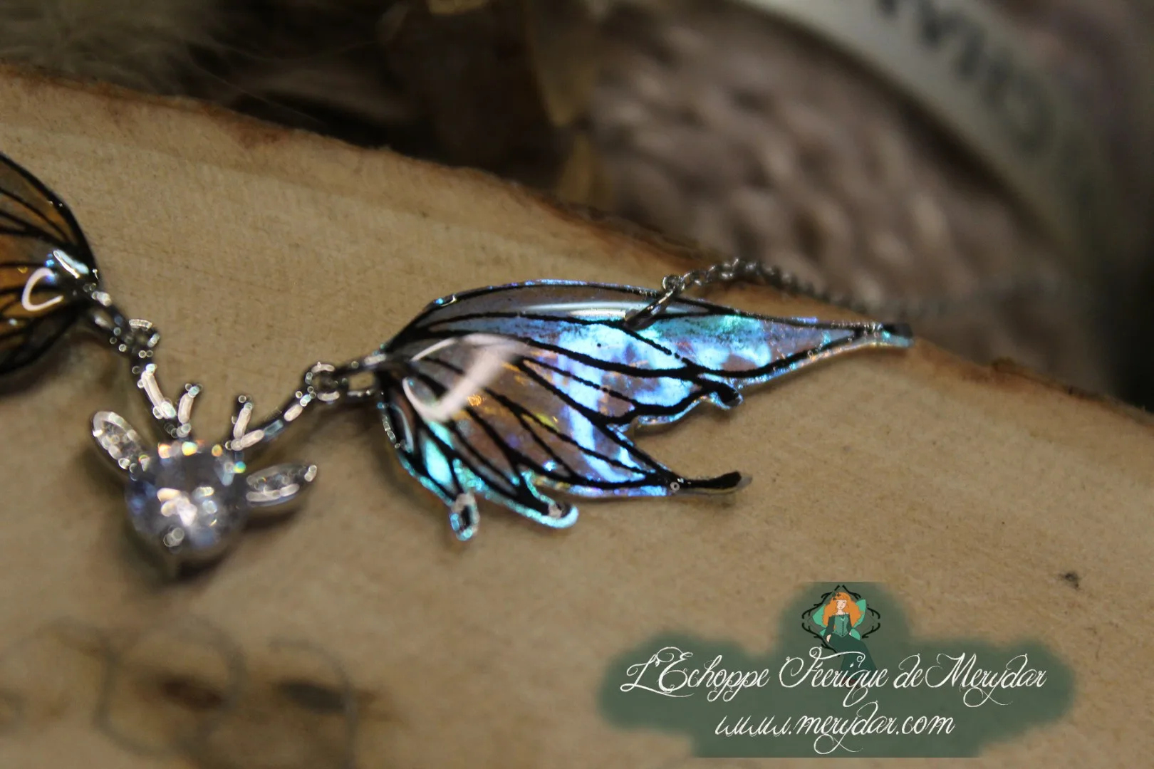 Pendentif féerique avec un petit renne entouré de deux ailes de fée déployées