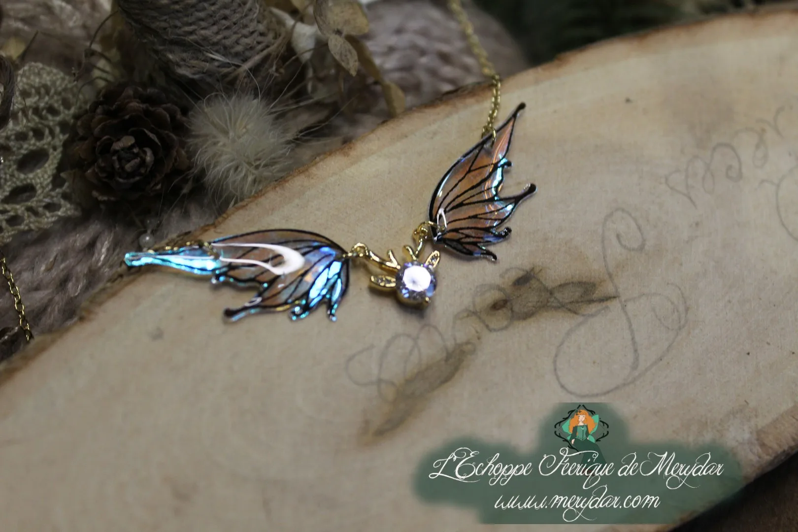 Pendentif féerique avec un petit renne entouré de deux ailes de fée déployées