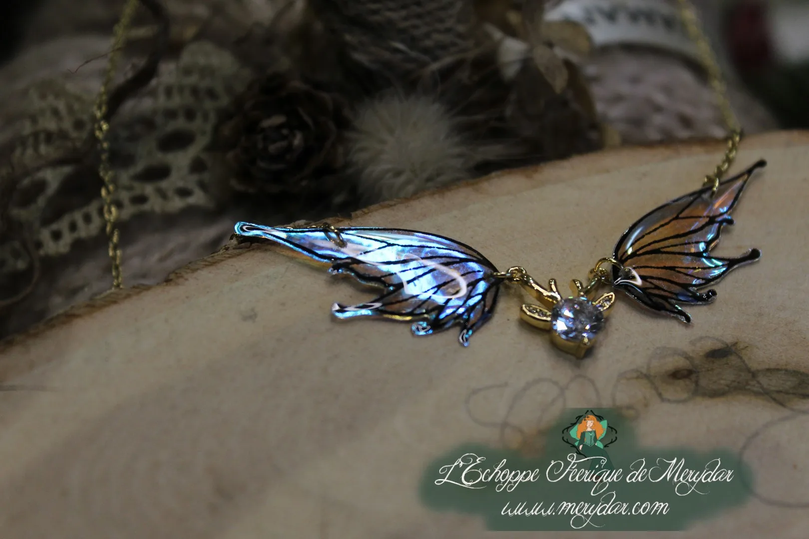 Pendentif féerique avec un petit renne entouré de deux ailes de fée déployées