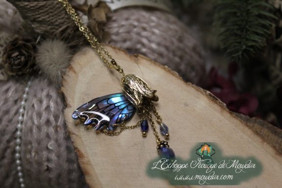 Pendentif aile bleue violette avec perles pendantes, gros plan sur bois